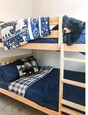 3 bedrooms, iron/ironing board, travel crib, free WiFi - 2 Kg Beds+ Walk to Ponds, Pool, Hot tub&River. Short Drive to RMNP & Winter Park (Granby)