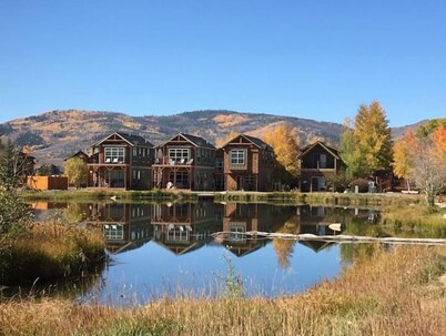 2 Kg Beds+ Walk to Ponds, Pool, Hot tub&River. Short Drive to RMNP & Winter Park