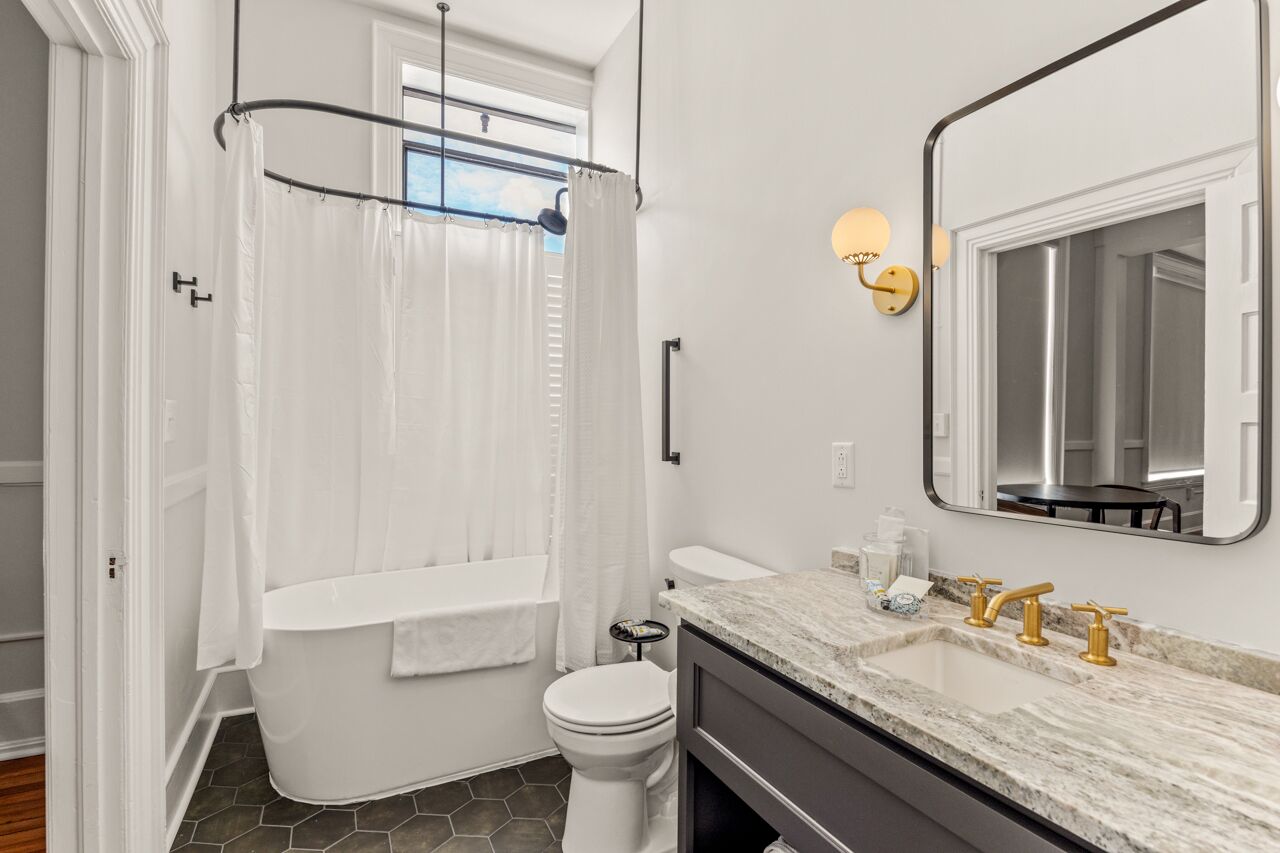 Dype avslapningsbadekar, designertoalettartikler, hårføner og håndklær