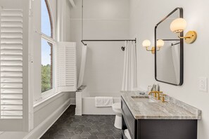Romantisk suite | Bad | Dype avslapningsbadekar, designertoalettartikler, hårføner og håndklær