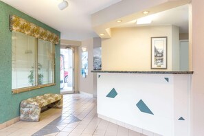 Lobby - Super 8 by Wyndham Golden (Golden)