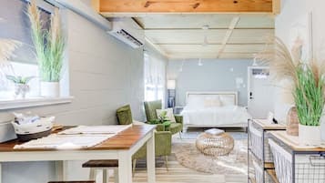 1 habitación, escritorio, tabla de planchar con plancha y cuna de viaje