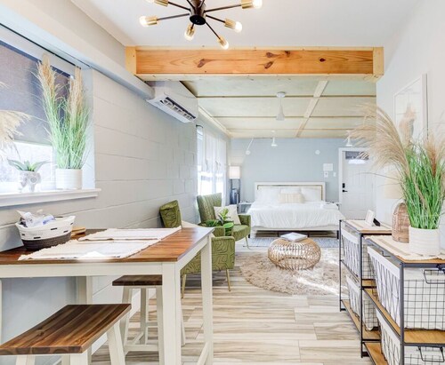 Modern Luxe Studio + Free Gated Parking + King Bed