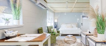 Modern Luxe Studio + Free Gated Parking + King Bed