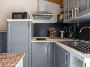 Kjøleskap, mikrobølgeovn, oppvaskmaskin og brødrister