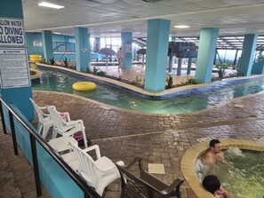 Alberca techada y alberca al aire libre