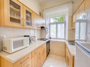 Réfrigérateur, four à micro-ondes, un four, vaisselle et ustensiles