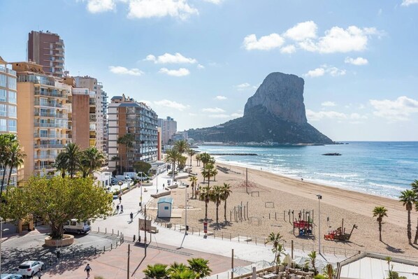 Appartement unique et incomparable pour 6 personnes au design exclusif, doté de précieux meubles en acajou massif au design marin, depuis le salon-salle à manger il y a de belles vues dégagées sur la mer et le Peñón de Ifach.L'appartement est équipé de la climatisation dans le salon et dans les chambres.INTÉRIEUR: Ce bel appartement se compose d'un salon-salle à manger avec TV SAT/TDT, air conditionné, canapé-lit et un petit balcon d'où il y a de belles vues. Une cuisine très spacieuse et entièrement équipée avec électroménager haut de gamme, plaque vitrocéramique et lave-vaisselle.Deux chambres avec lits doubles, placards et climatisation dans chaque chambre.Salle de bain complète avec baignoire.EXTÉRIEUR: Il dispose d'une place de parking pour un véhicule et d'un accès privé depuis le bâtiment directement à la promenade de la célèbre plage d'Arenal.SITUATION: Situé au centre et avec une vue imprenable sur la mer, cet appartement est situé en bord de mer, au pied de la plage de sable fin et des meilleurs restaurants de la région. Le supermarché le plus proche est à 250M, ce qui signifie que vous pouvez vous passer complètement de votre véhicule.OBSERVATIONS: WiFi gratuit dans tout l'appartement. Les animaux ne sont pas acceptés.