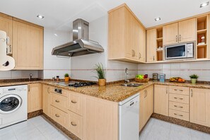 Kjøleskap, mikrobølgeovn, ovn og oppvaskmaskin