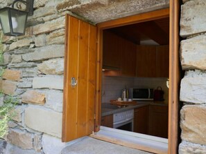 Fridge, microwave, dishwasher, cookware/dishes/utensils