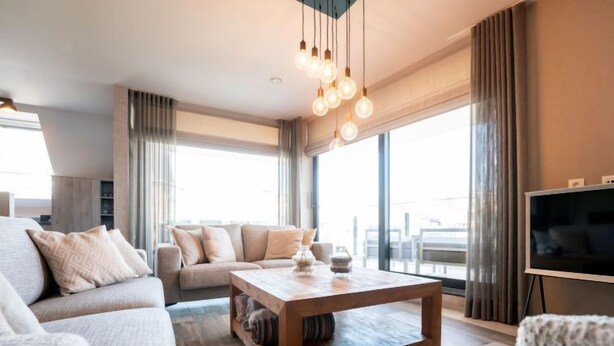 Un salon moderne avec un canapé, une table basse et un téléviseur.