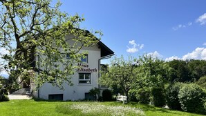 Un edificio a due piani con un cartello che riporta la scritta 