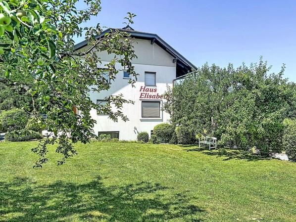 Un bâtiment portant une enseigne indiquant « Haus Elisabeth », entouré de verdure et agrémenté d’une pelouse bien entretenue.