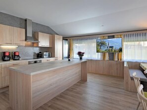 Kühlschrank, Mikrowelle, Ofen, Hochstuhl