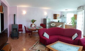 TV - KATA Two-Bedroom Apartment with Balcony (Rovinj)