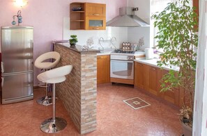 Fridge, microwave, oven, stovetop - KATA Two-Bedroom Apartment with Balcony (Rovinj)