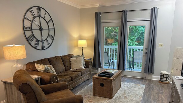 Living area - 3 minutes to Dollywood Entrance. Fall Discounts 2bd 2ba Condo.  (Pigeon Forge)