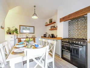 Fridge, microwave, oven, dishwasher - 4 bedroom accommodation in Whitby (Whitby)