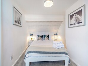 4 bedrooms, travel cot, free WiFi, bed sheets - 4 bedroom accommodation in Whitby (Whitby)