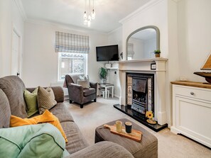 Fireplace - 4 bedroom accommodation in Whitby (Whitby)