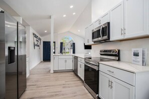 Jääkaappi, mikroaaltouuni, uuni, liesi