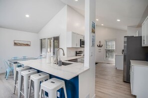 Jääkaappi, mikroaaltouuni, uuni, liesi