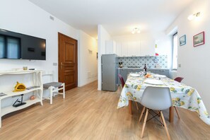 Kühlschrank, Ofen, Wasserkocher mit Kaffee-/Teezubehör