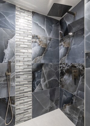 Een douche, een bubbelbad, een haardroger, handdoeken
