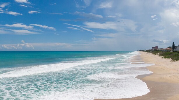 A beach with a clear sky and calm sea. - Beach Getaway on Cocoa Beach (Cocoa Beach)
