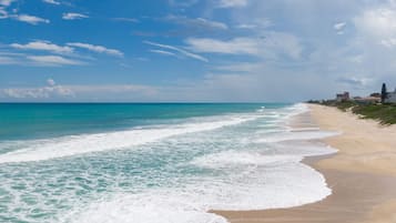 Chaises longues, serviettes de plage