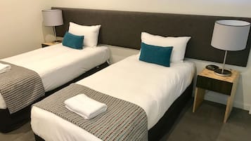 Appartement, 2 slaapkamers, niet-roken | Verduisterende gordijnen, een strijkplank/strijkijzer, beddengoed