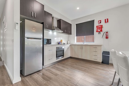 Cortinas blackout, tabla de planchar con plancha y ropa de cama