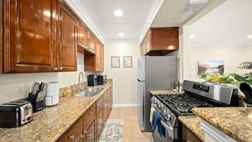 Familie appartement | Privékeuken | Een koelkast/vriezer, een magnetron, een oven, een kookplaat