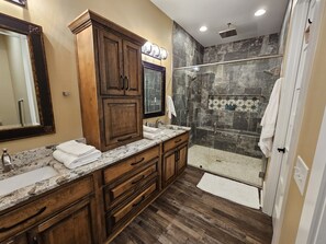 Bañera, secador de pelo y toallas