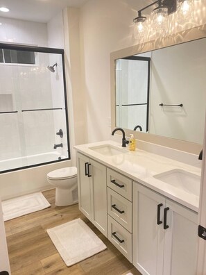 Shower, hair dryer, towels, soap - New, Family-Friendly Home - 2 Minute Walk To The Beach (Port St. Joe)