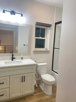 Douche, sĂšche-cheveux, serviettes fournies, savon