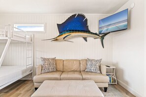 4 chambres, bureau, fer et planche à repasser, lit parapluie