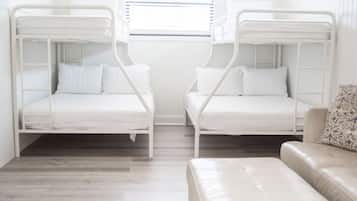 4 habitaciones, escritorio y tabla de planchar con plancha