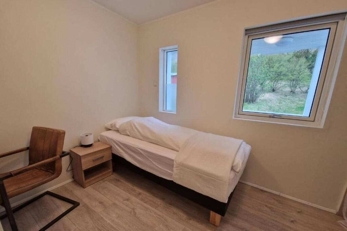 Basic Single Room | Desk, soundproofing, WiFi (free), individually decorated