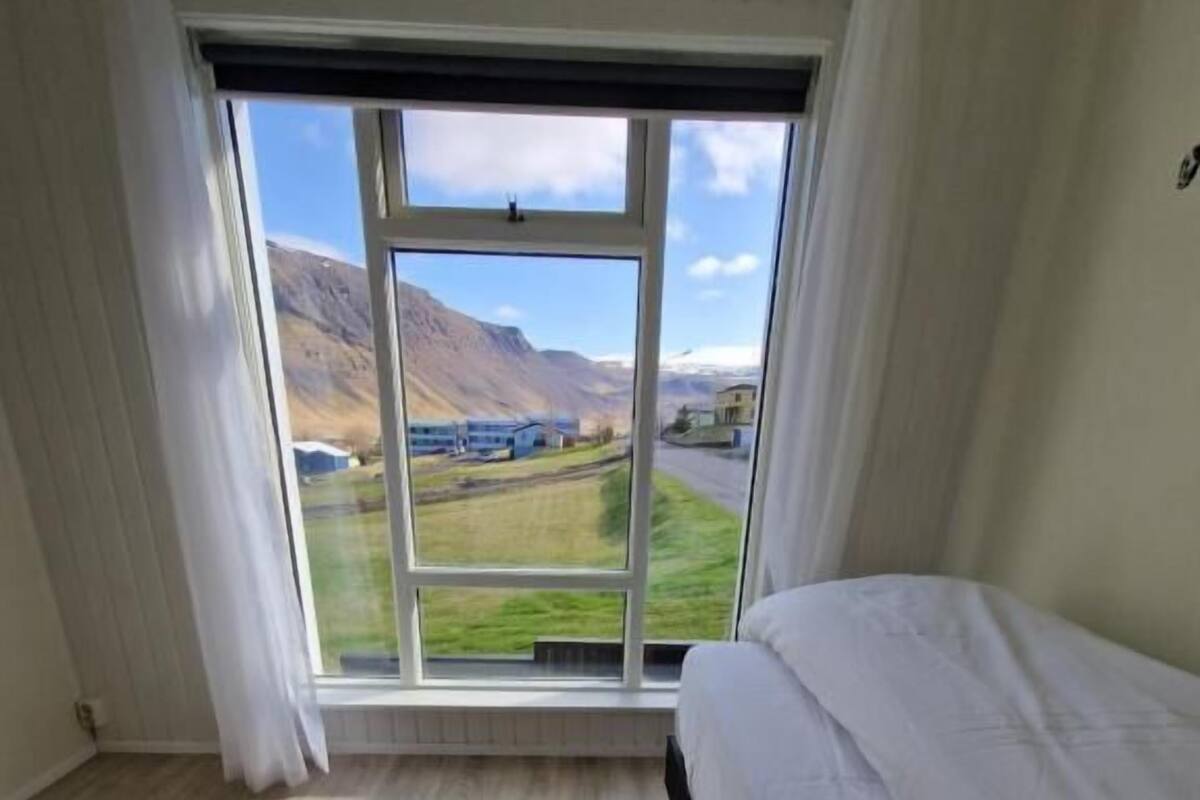 Panoramic Single Room | Desk, soundproofing, WiFi (free), individually decorated