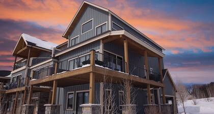 New, modern mountain retreat for several families 8 min from ski resort.