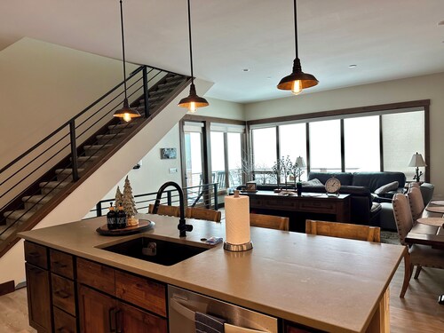 New, modern mountain retreat for several families 8 min from ski resort.