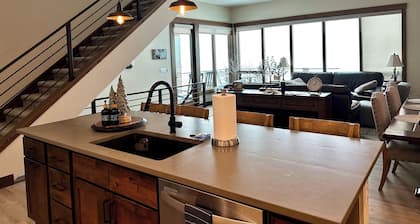 New, modern mountain retreat for several families 8 min from ski resort.