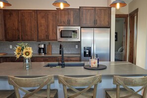 ثلاجة، ميكروويف، فرن، موقد طهي مسطح