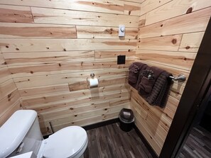 Hair dryer, towels, soap, shampoo - Aug & Sept dates available-Tiny Cabin-22 mi to YNP-Island Park (Island Park)