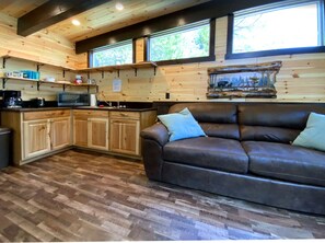 Living area - Aug & Sept dates available-Tiny Cabin-22 mi to YNP-Island Park (Island Park)