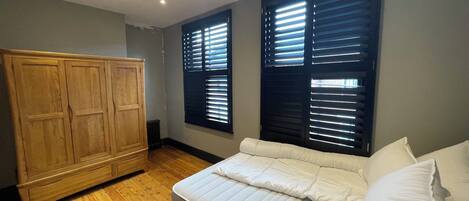 4 habitaciones, internet y ropa de cama