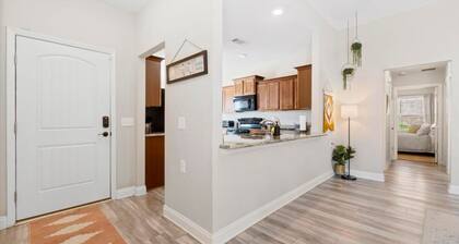 Large Comfy Home, Close to Beach, Perfect for Families!