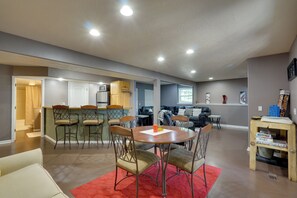 Un espacio habitable moderno con comedor, cocina y zona de estar.