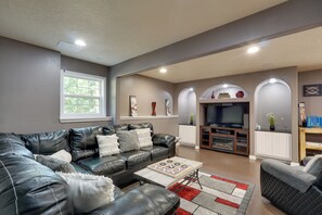 TV, fireplace